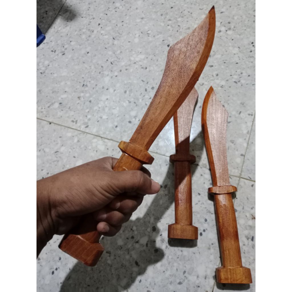 Belati kayu jati untuk latihan silat