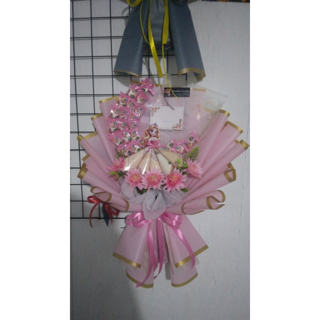buket uang 5 lembar 5 ribuan  + yuppi +bunga