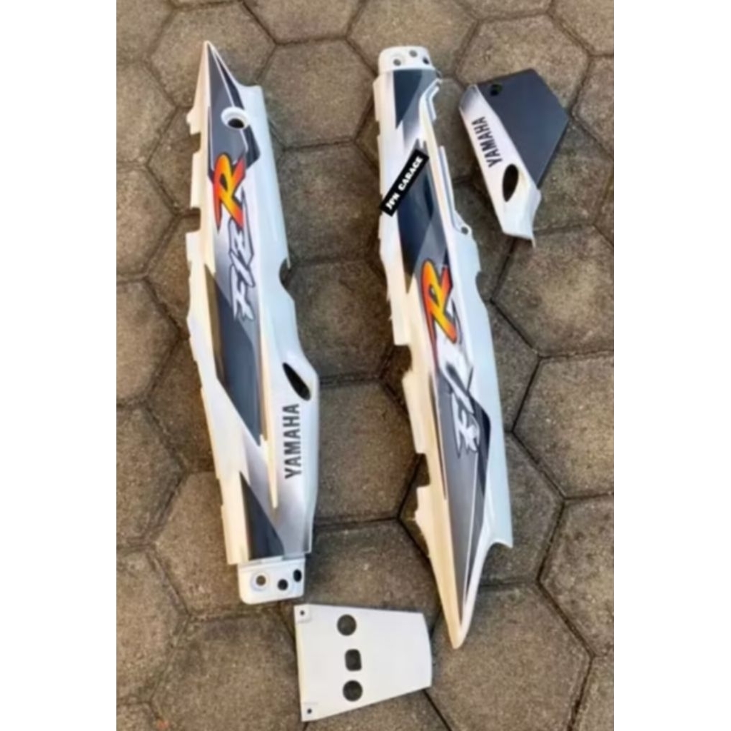 body yamaha fiz r warna putih+ box acu stripping list hitam abu²