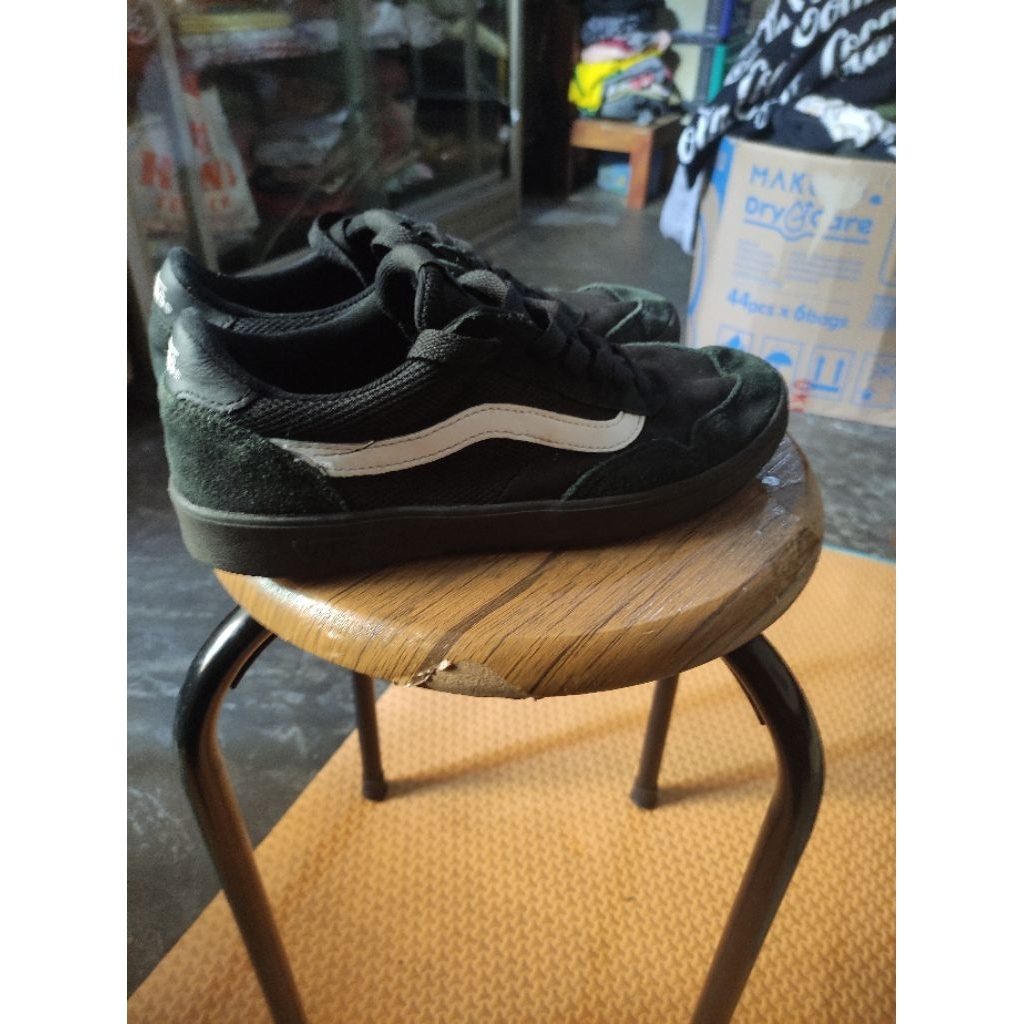Sepatu Vans staple Cruze