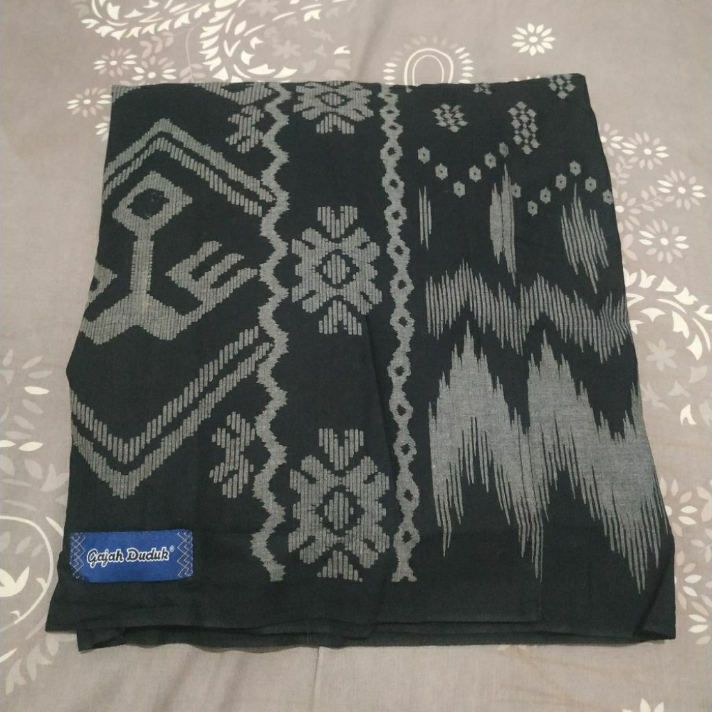 Sarung Celana Gajah Duduk