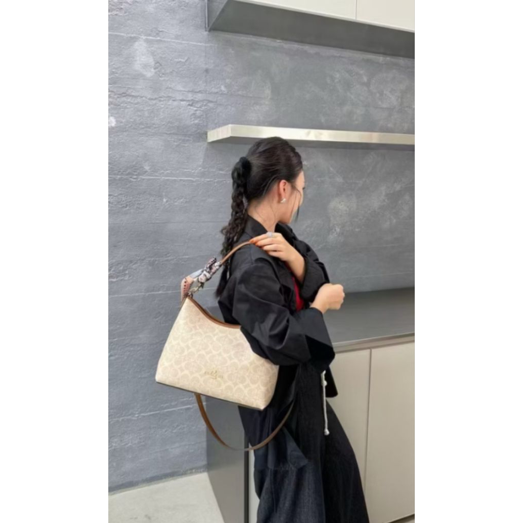 Hobo bag Gusachi by Madelyn bags