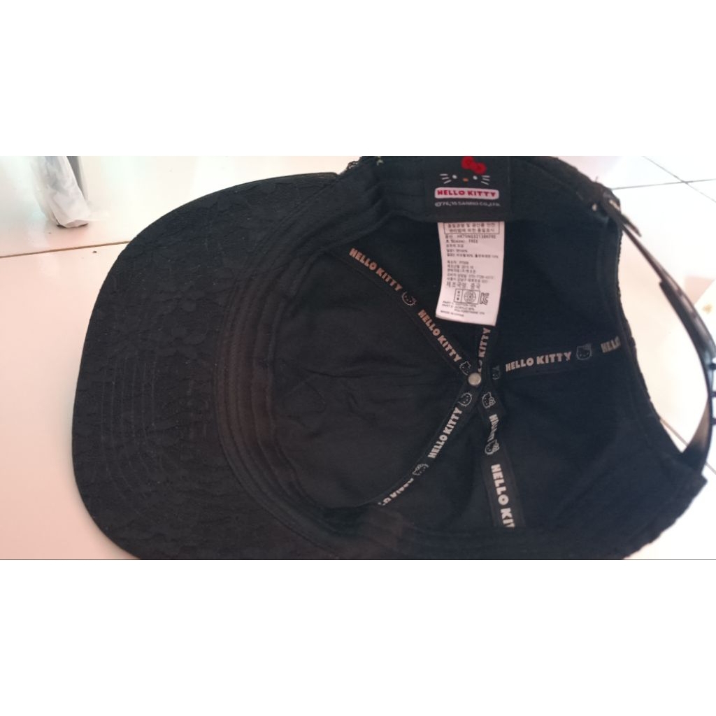 topi hello Kitty