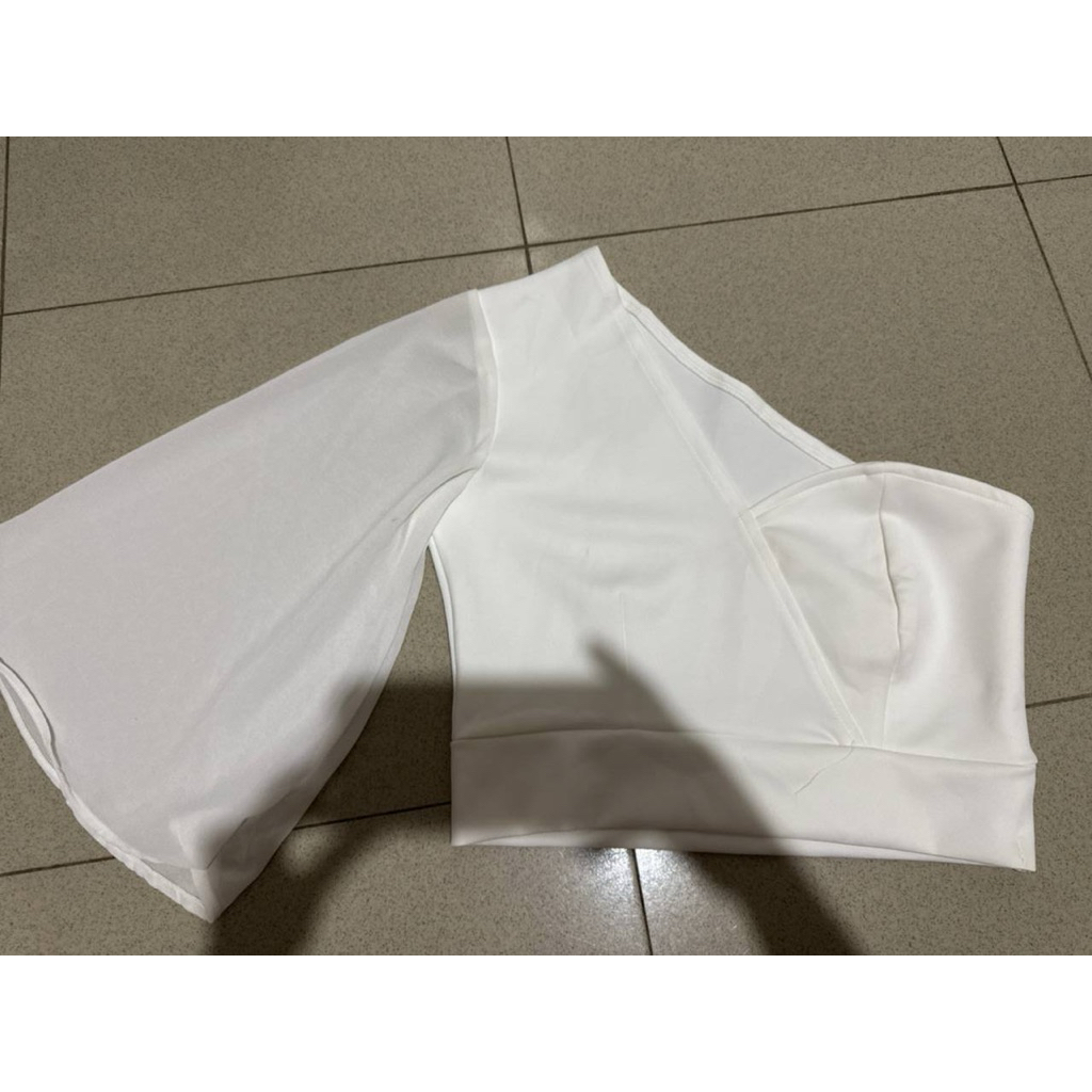 Crop Top Wanita Asimetris Putih Lengan Balon Transparan
