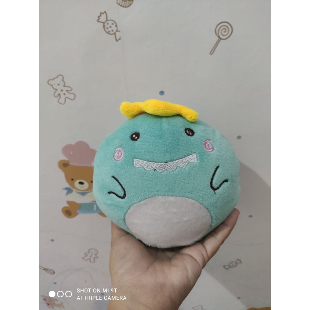 boneka kecil dinosaurus