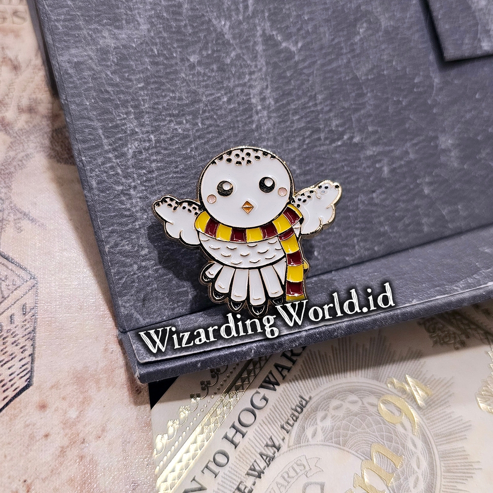 Pin Bros Hedwig Harry Potter with Gryffindor Syal Burung Hantu