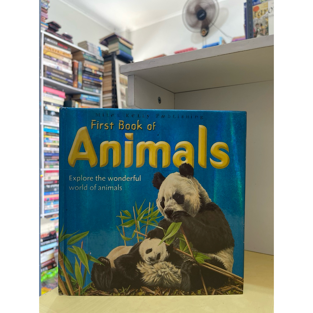 BUKU FIRST BOOK OF ANIMALS EXPLORE THE WONDERFUL WORLD OF ANIMALS