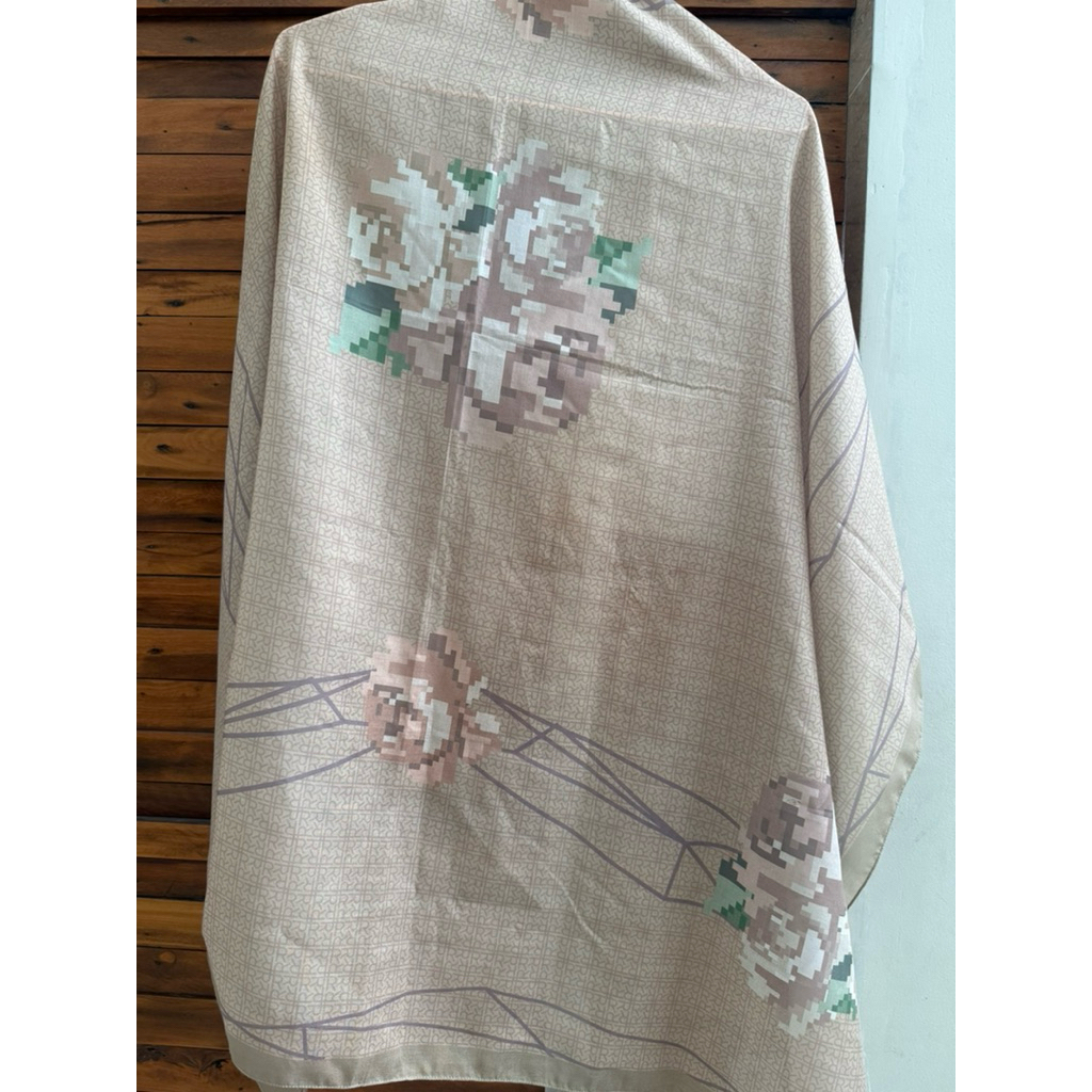 preloved ria miranda scarf