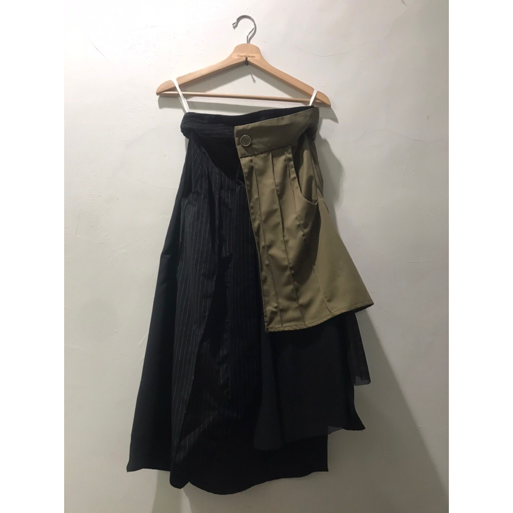 OLINE WORKROBE - FRONT PLEATED MIDI SKIRT IN BLACK GREEN