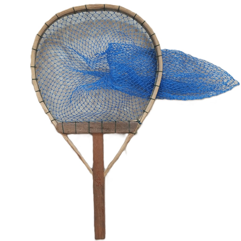 Seser Ikan Rajutan Lubang 1cm Kecil (27x27x40 cm) Pegangan Kayu