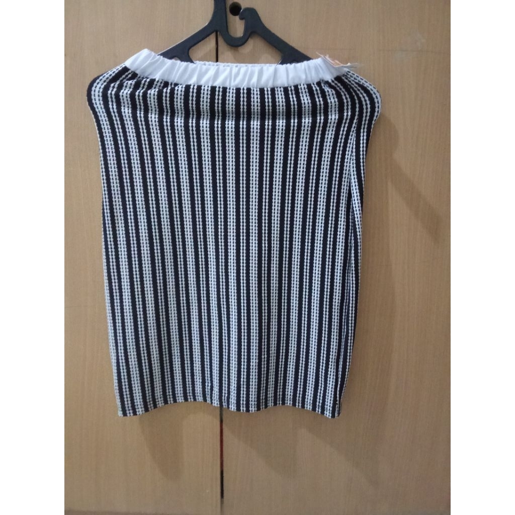 rok pendek salur hitam putih