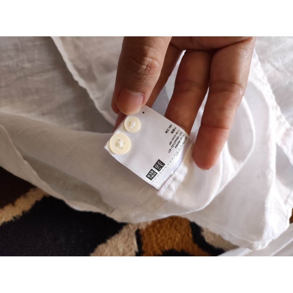 kemeja putih uniqlo linen v10