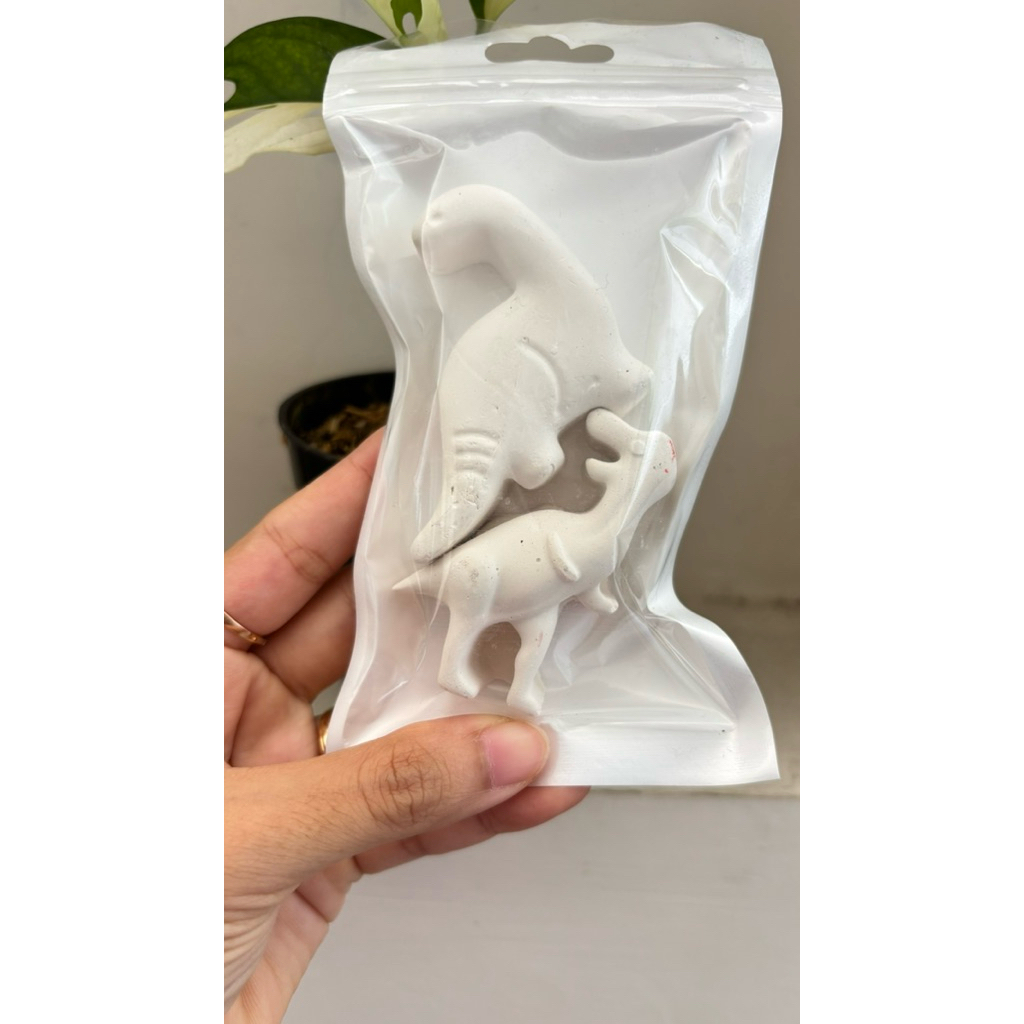 patung lukis gypsum karakter dinosaurus