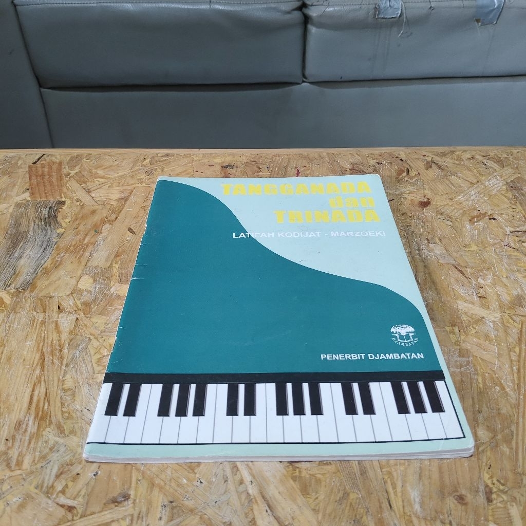 Buku Tangganada & Trinada Djambatan