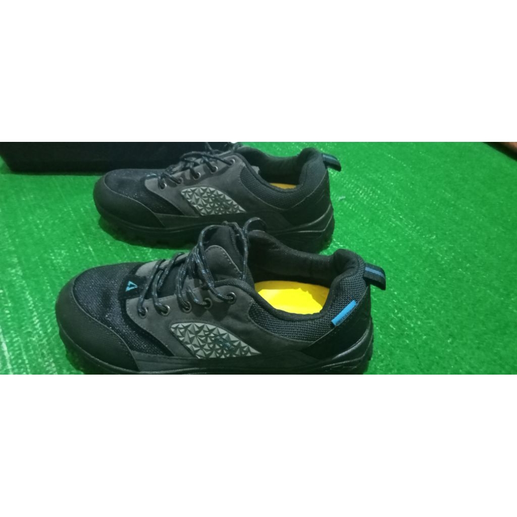 Sepatu outdoor/gunung Aerostreet Active Low Series