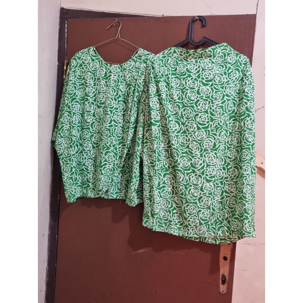 blouse one set dengan rok warna hijau motif bunga