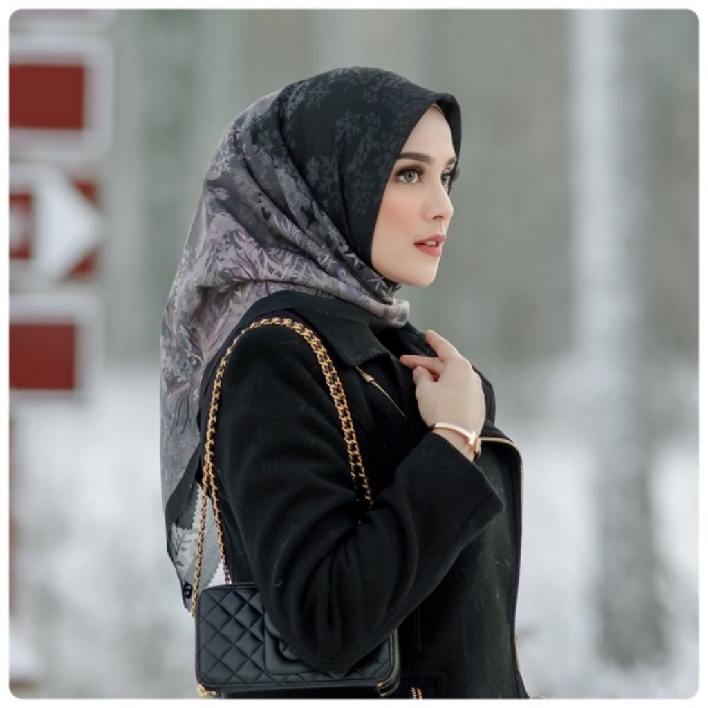 New Buttonscarves Frozen Black