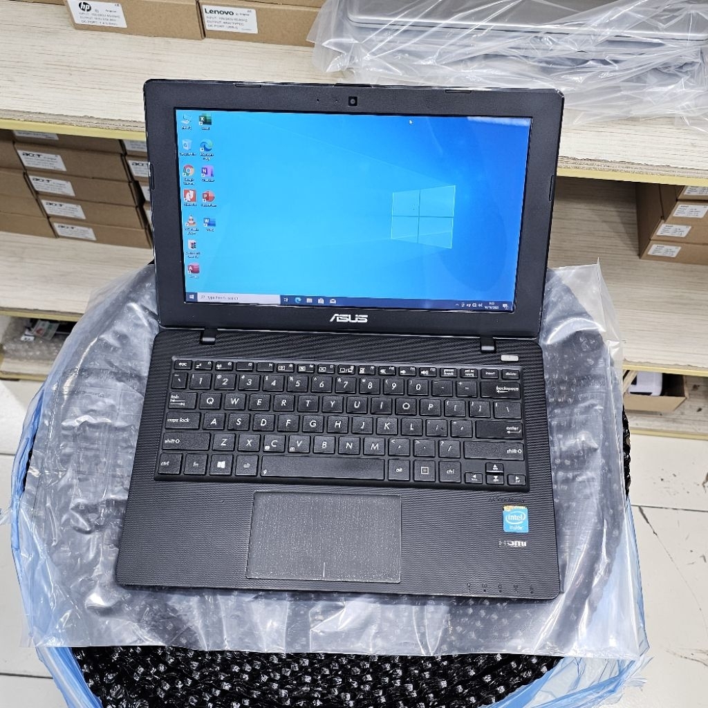 Laptop Notebook Asus 11inch Intel Celeron Sangat Enak dibawa bawa