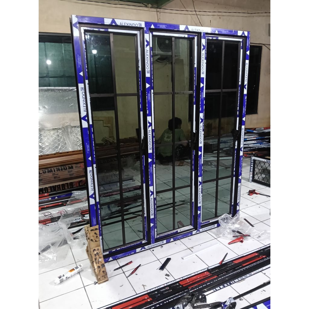 jendela aluminium swing 3 daun bukaan 1 arah kusen merek alexindo kaca 5mm