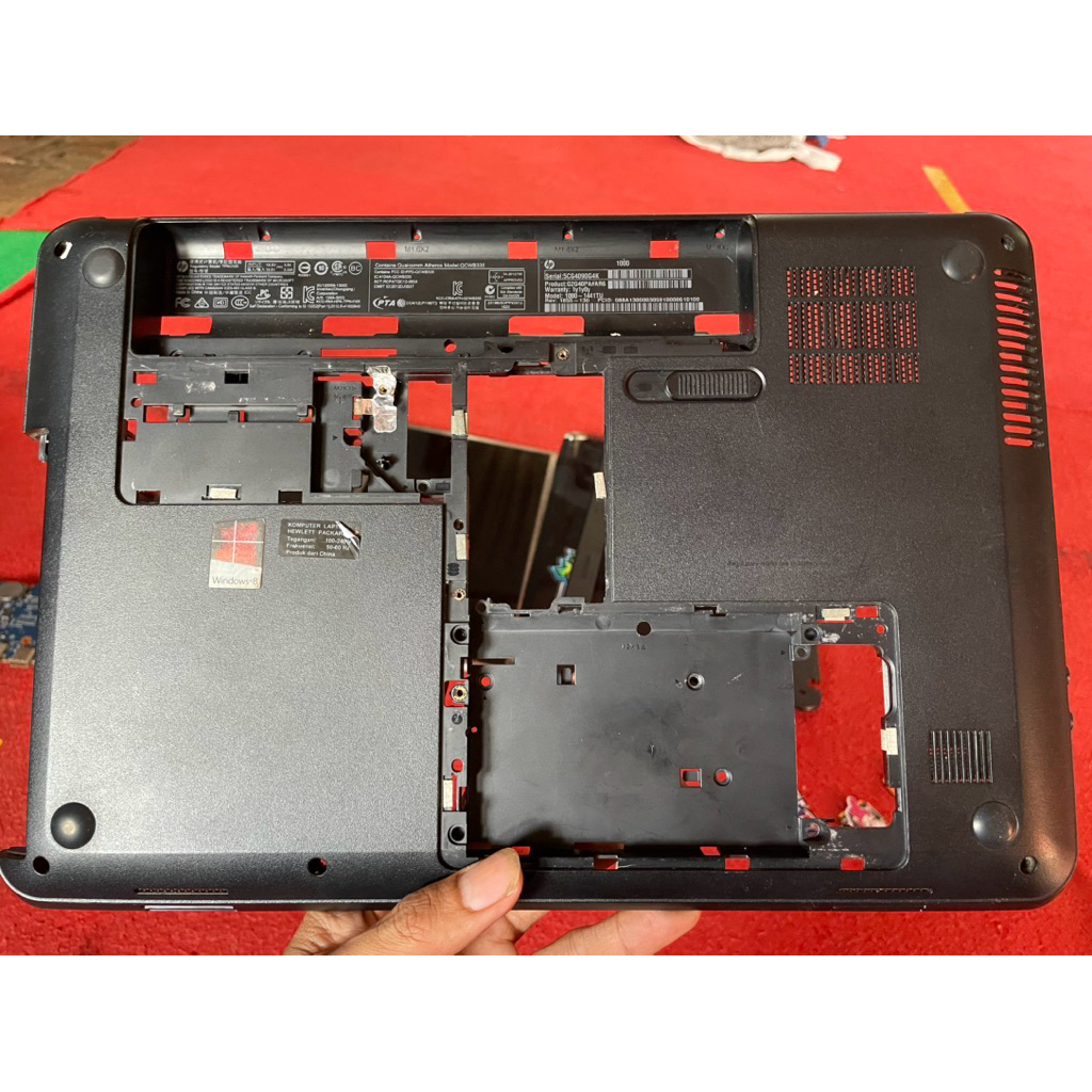 Body bawah laptop hp 1000 mulus tidak ada retak