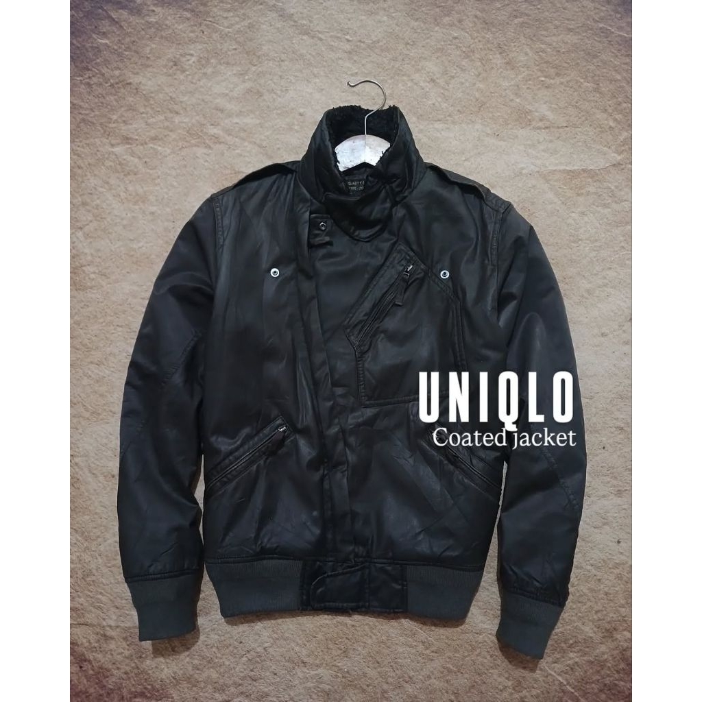 jaket UNIQLO keren bahan coated recomend bekas/second/preloved