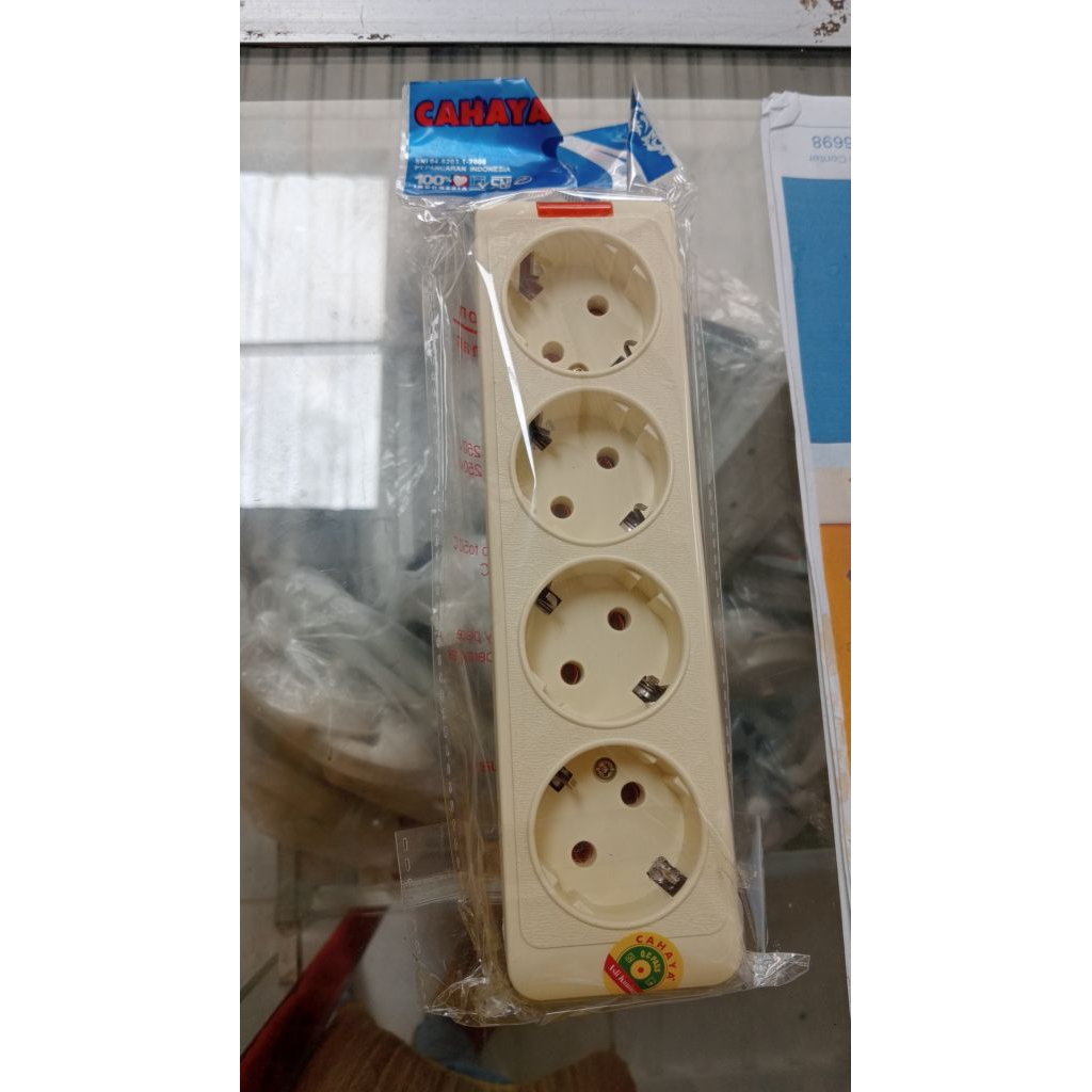 Stop Kontak 4 Lubang Cahaya