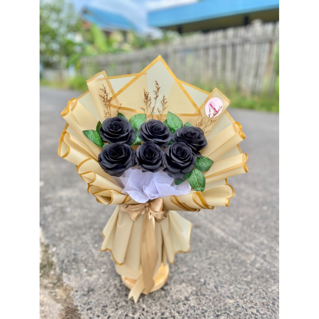 Buket bunga mawar hitam