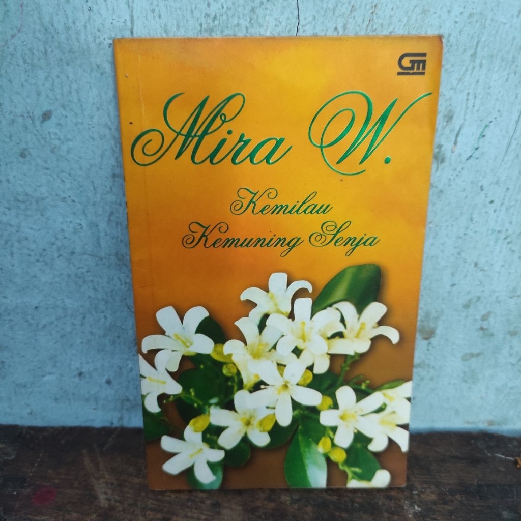 NOVEL KEMILAU KEMUNING SENJA