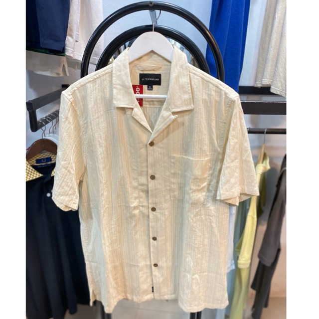 Kemeja Lengan Pendek V-Neck Pria