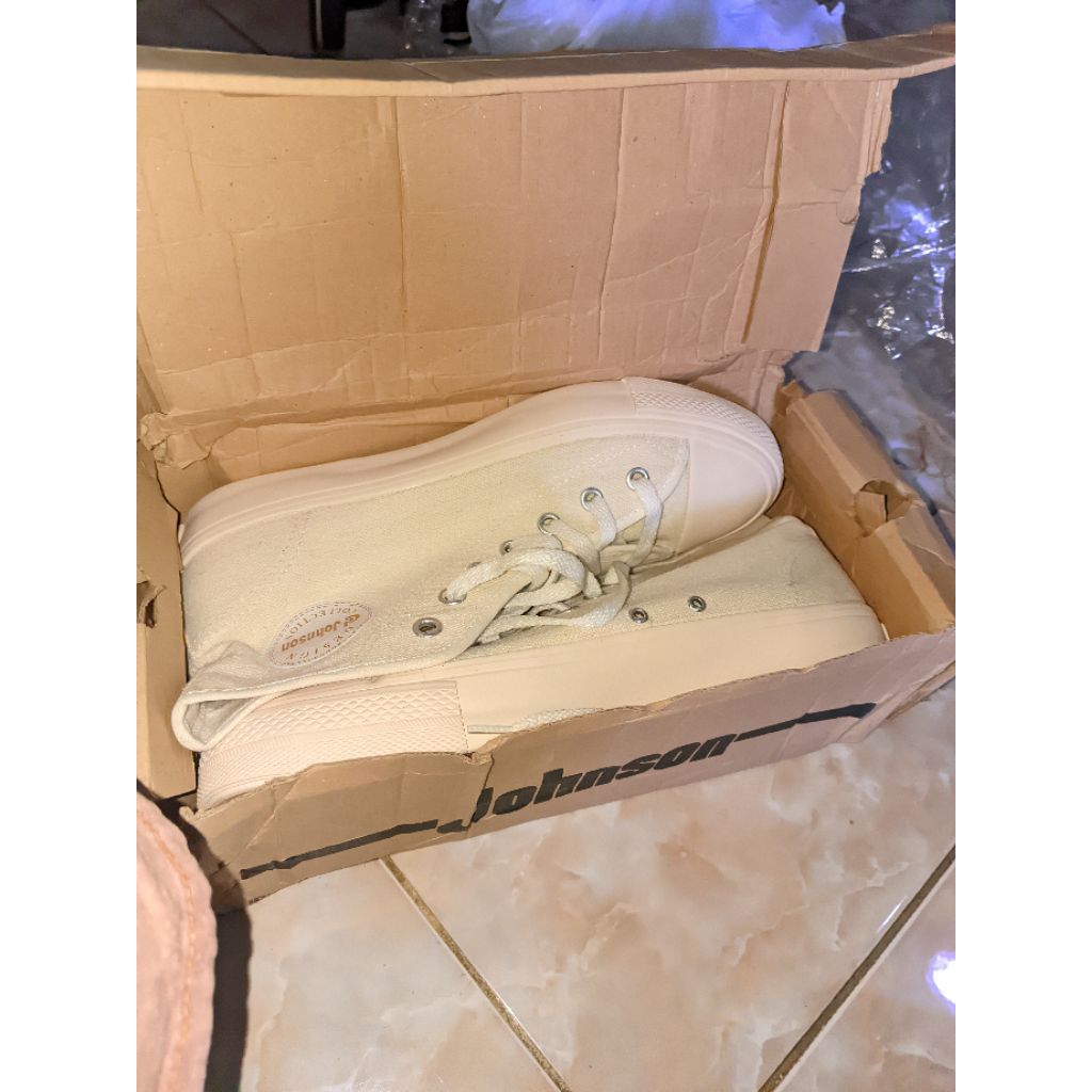 PRELOVED SEPATU JOHNSON MILKY UNISEX