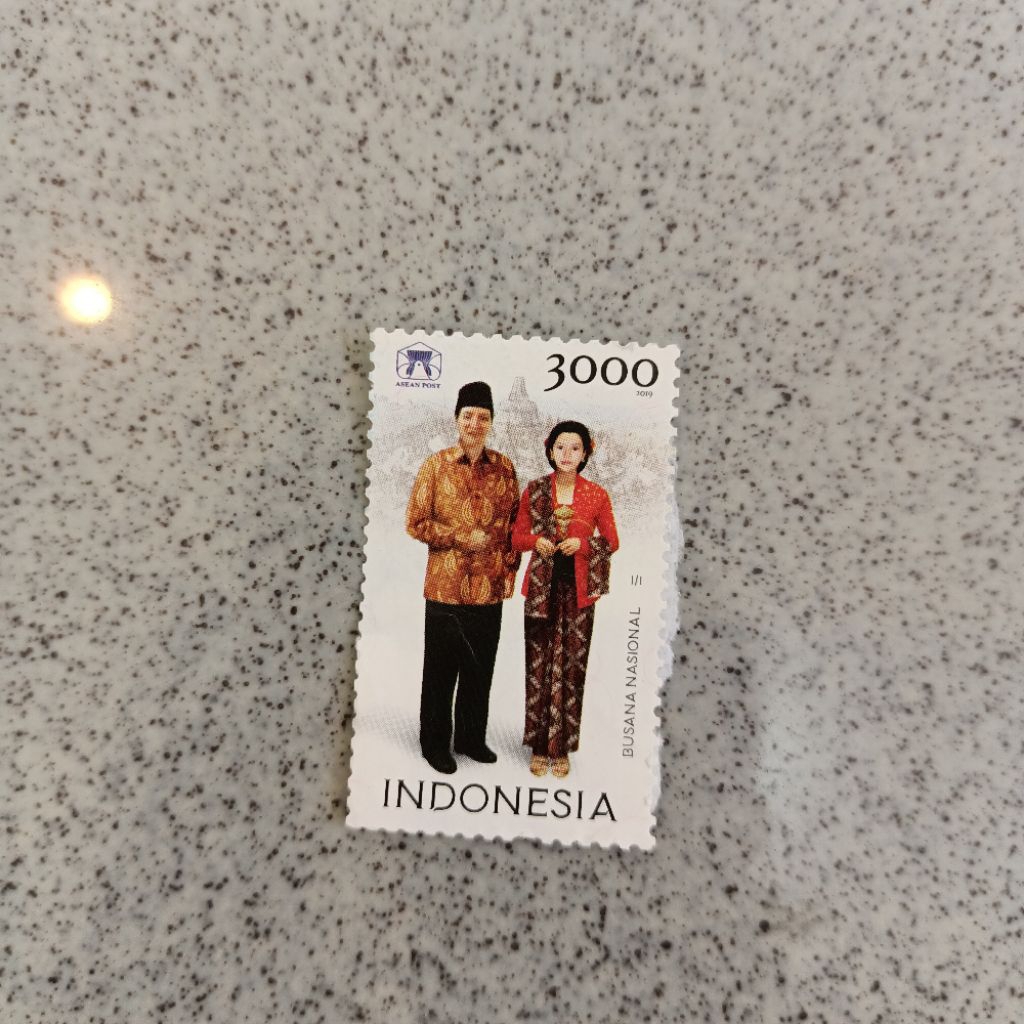 1 biji Perangko Indonesia used seri busana tradisional tahun 2019 senilai 3000 rupiah