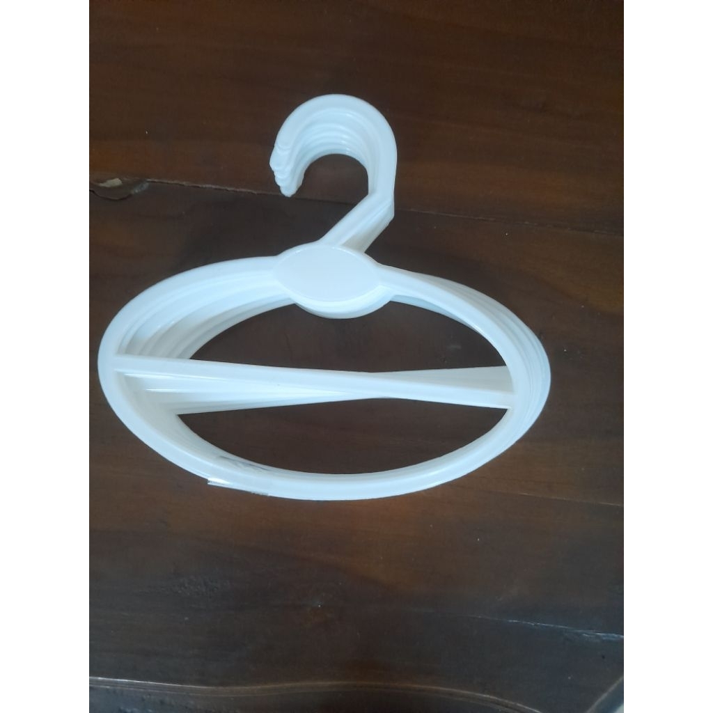Hanger hijab bahan plastik bekas pakai layak display