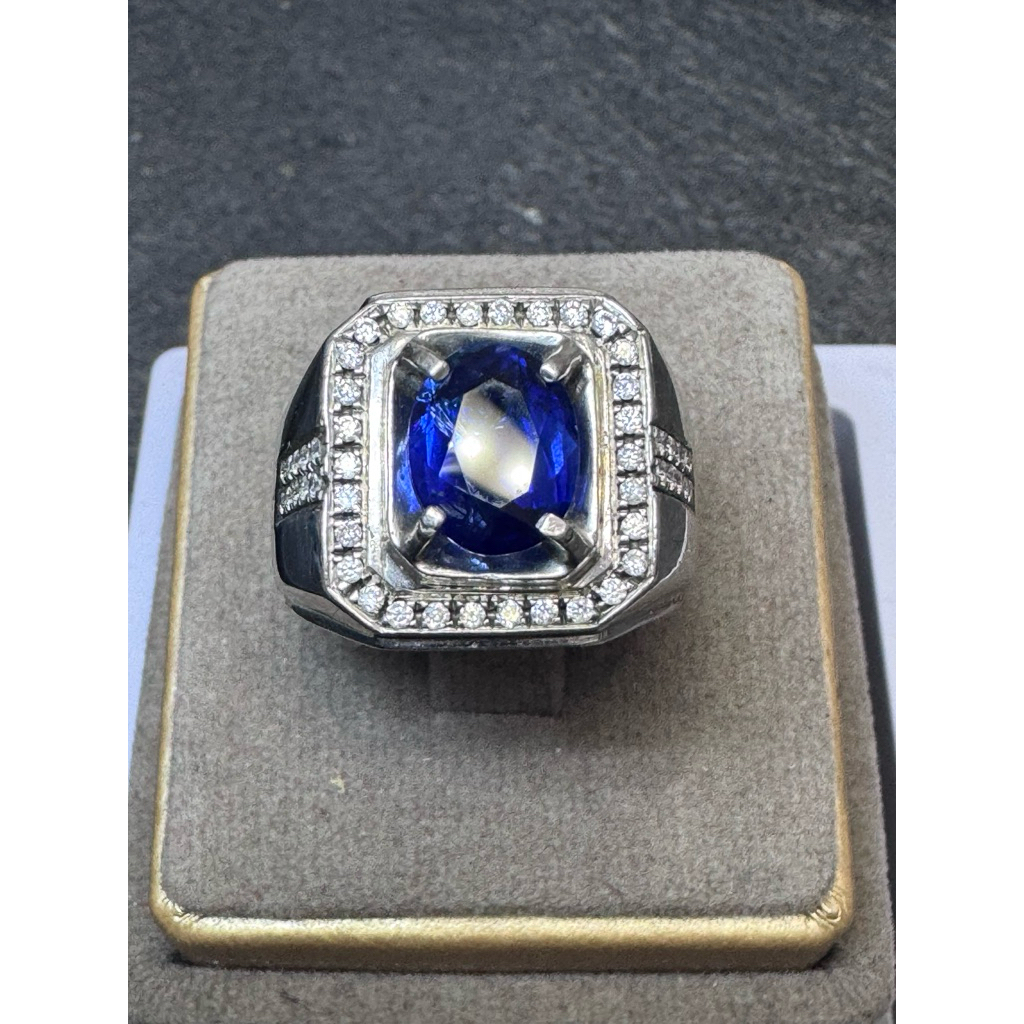 Natural Blue sapphire dengan rangka emas berlian