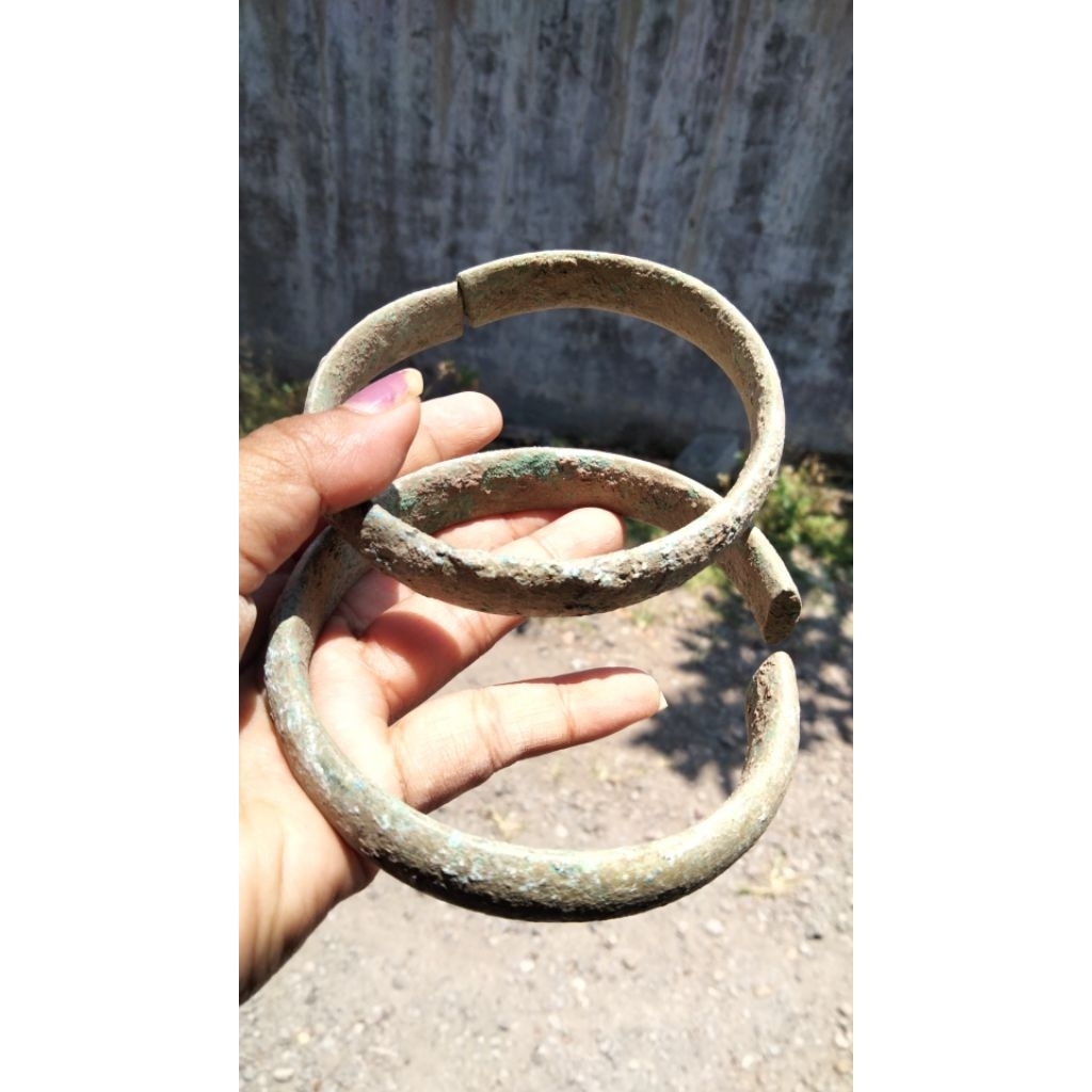 benda kuno antik sepasang gelang perunggu