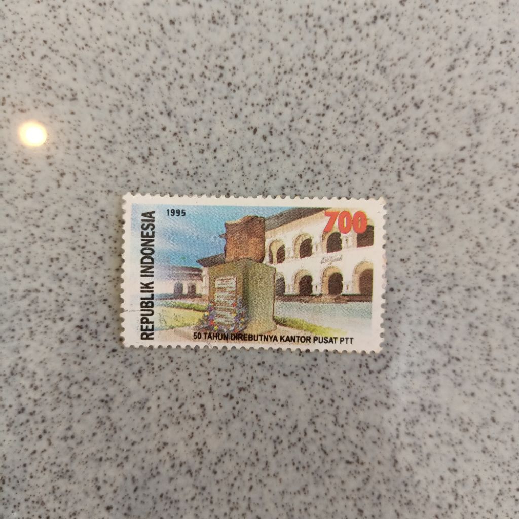 1 biji perangko Indonesia used tahun 1995 50 tahun direbutnya kantor pusat PTT senilai 700 rupiah