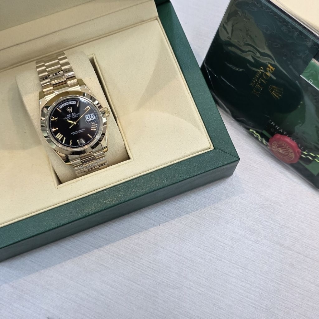 Rolex Day-Date 40mm – Full Gold Black Dial (Oyster Perpetual)