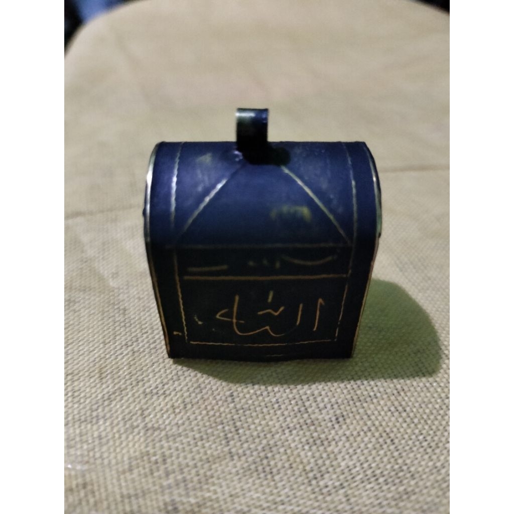 Alquran antik dari kulit ontaa dalam kotak kuningan pjg1.5mtr