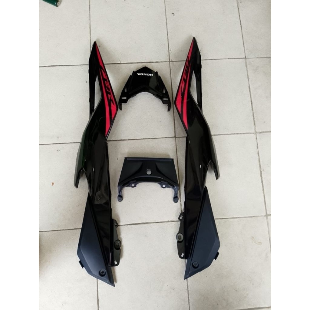 Body belakang set CBR 150R Facelift K45G K45N Hitam glossy - Cover Body Belakang CBR 150R LED Hitam 