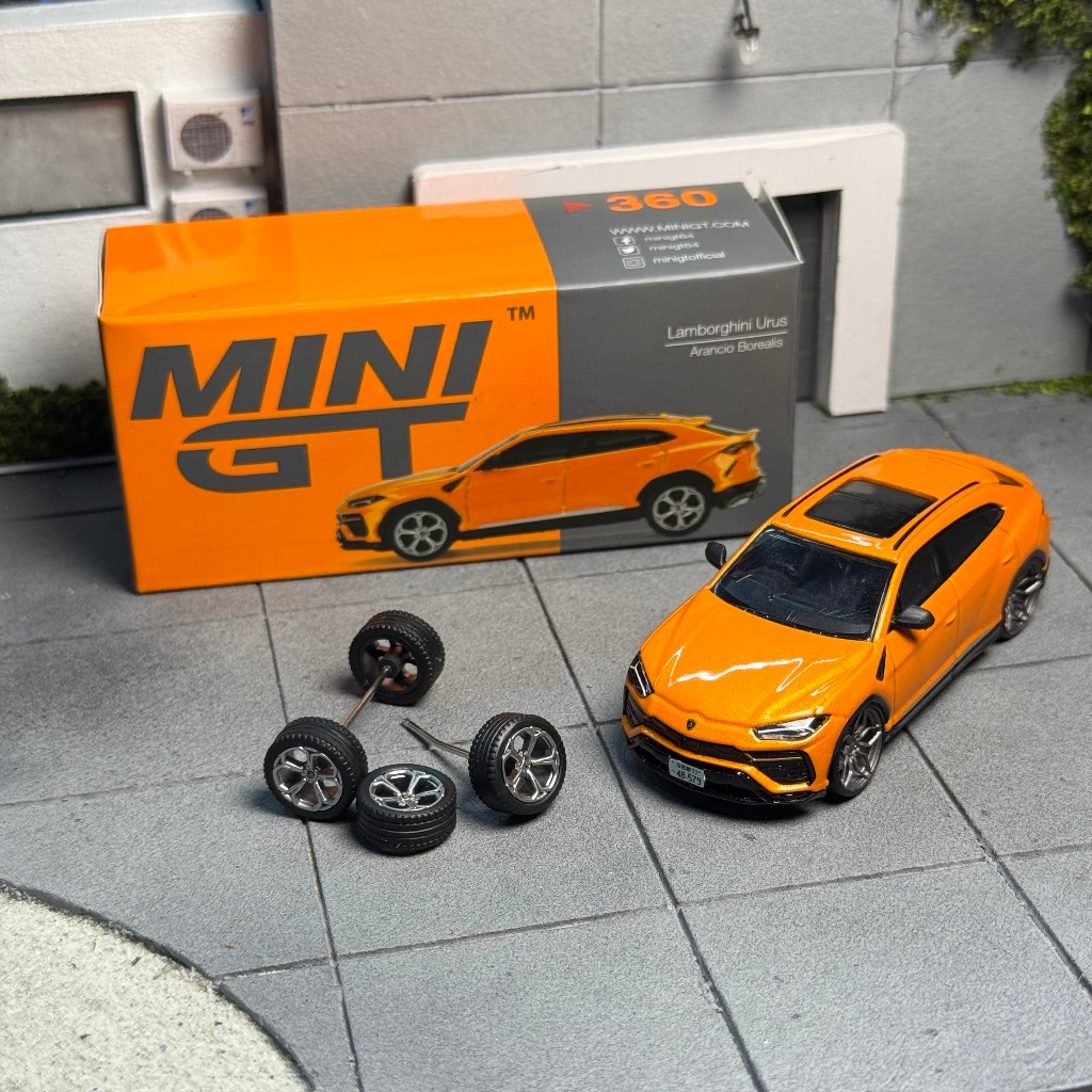 MINI GT #360 - LAMBORGHINI URUS ARANCIO BOREALIS