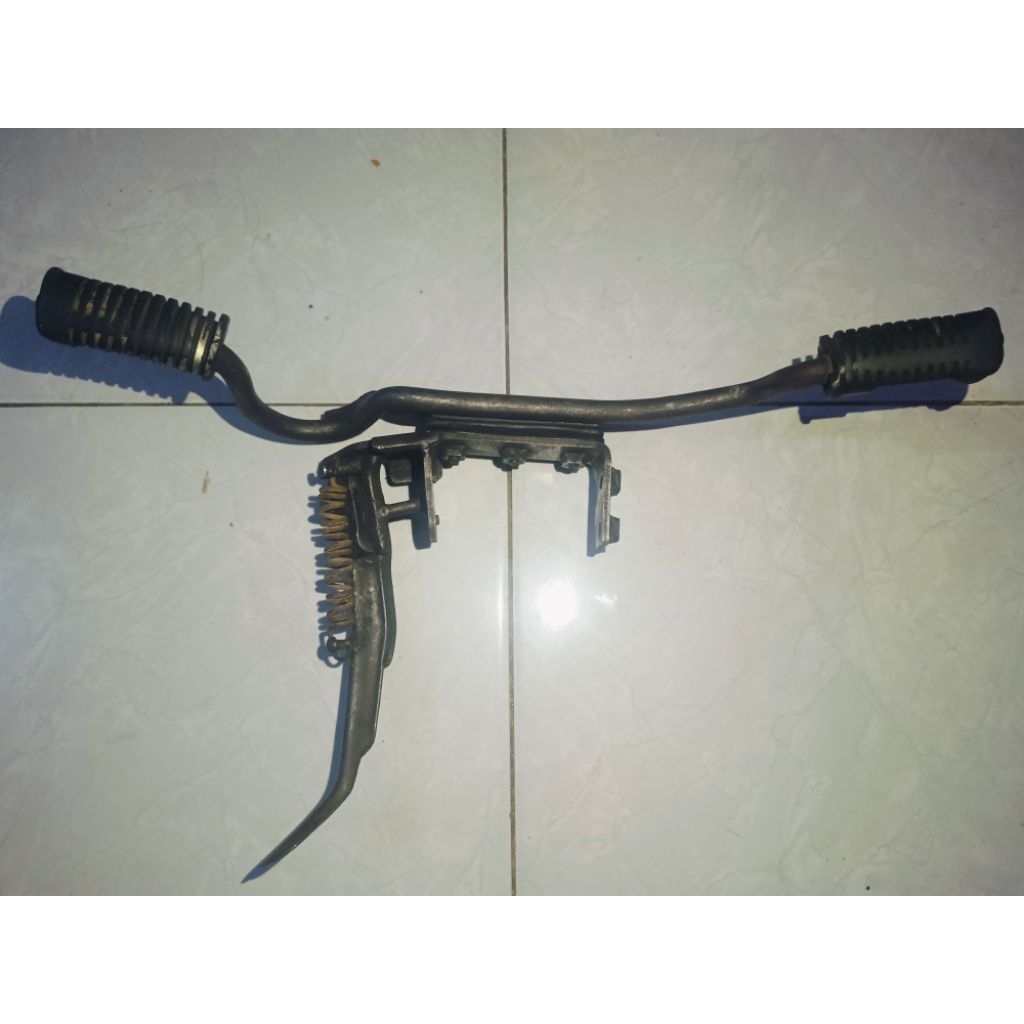 FOOSTEP,BARSTEP,POSTEP PIJAKAN KAKI DEPAN SEET YAMAHA V80, YAMAHA V75 ORIGIANAL COPOTAN