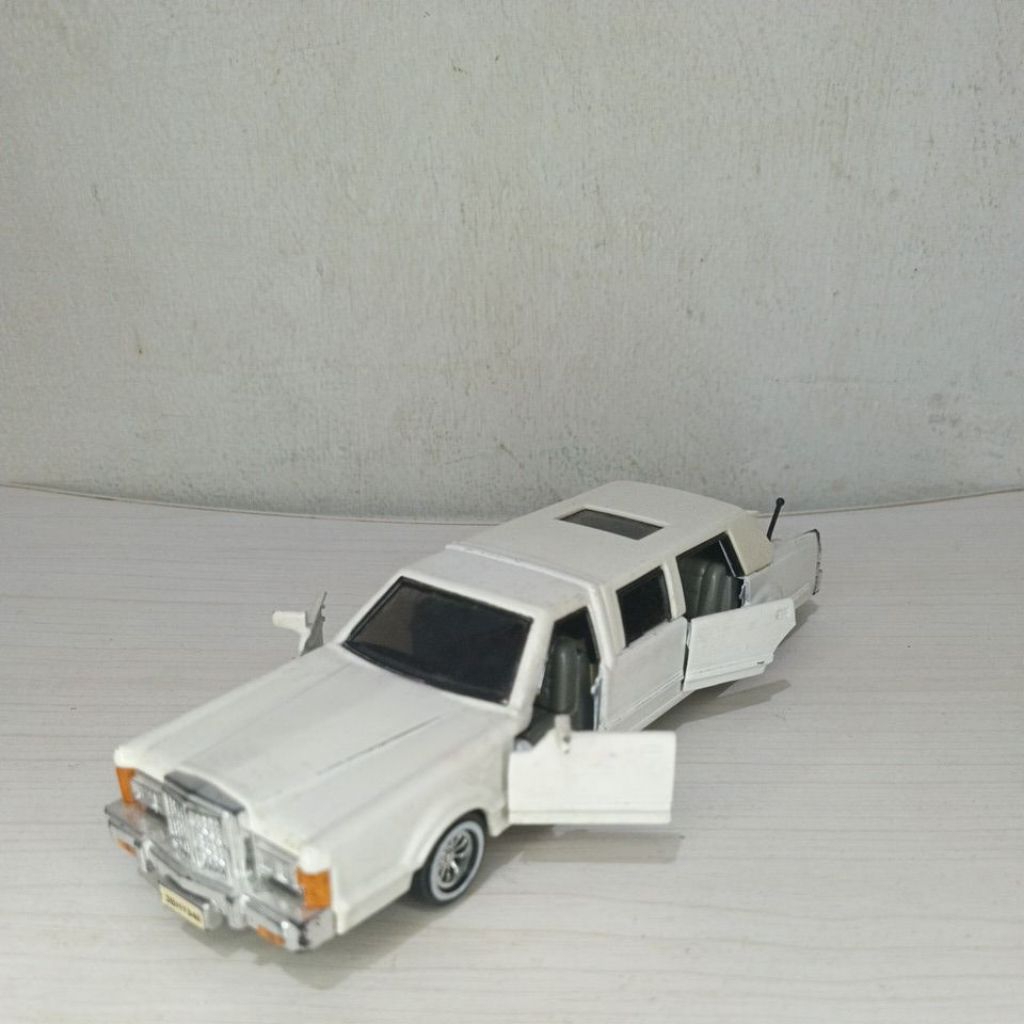 Majorette diecast rare SunnySide SS9732  Lincoln Stretch Limousine putih skala 1:32