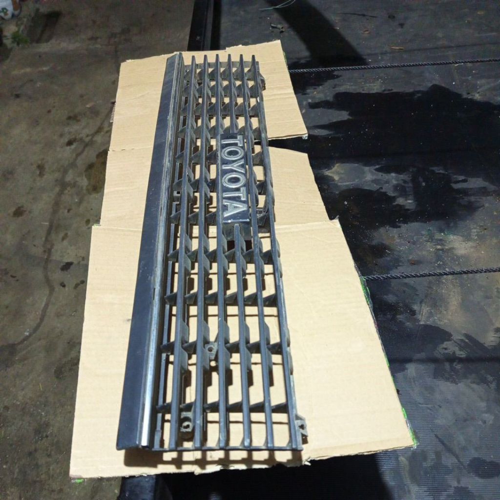 grill Toyota Corolla dx 82-83