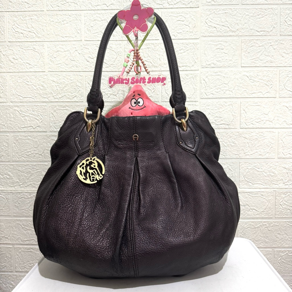 tas tote bag aigner. tas ketek aigner. tas shoulder bag kulit asli. tas prelop. ungu gelap