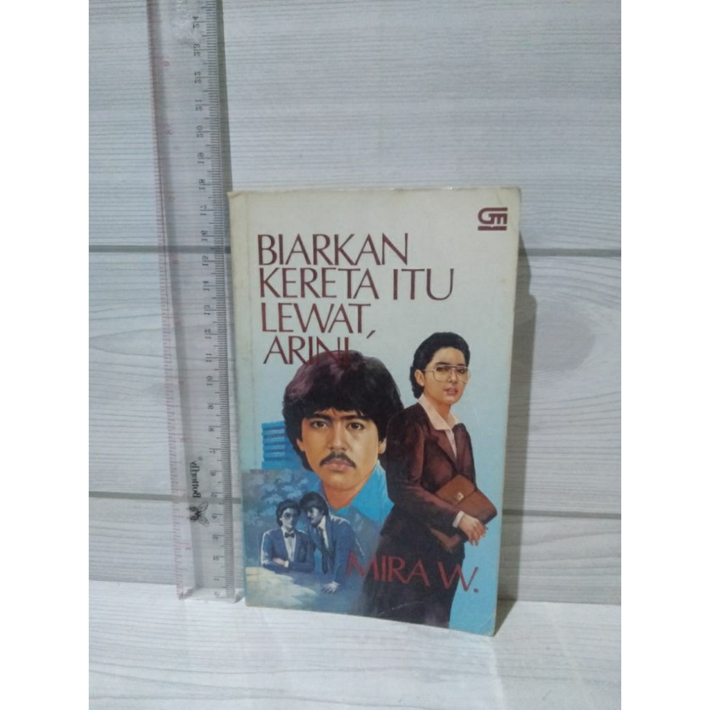 NOVEL ORIGINAL Biarkan Kereta Itu Lewat,Arini By Mira W