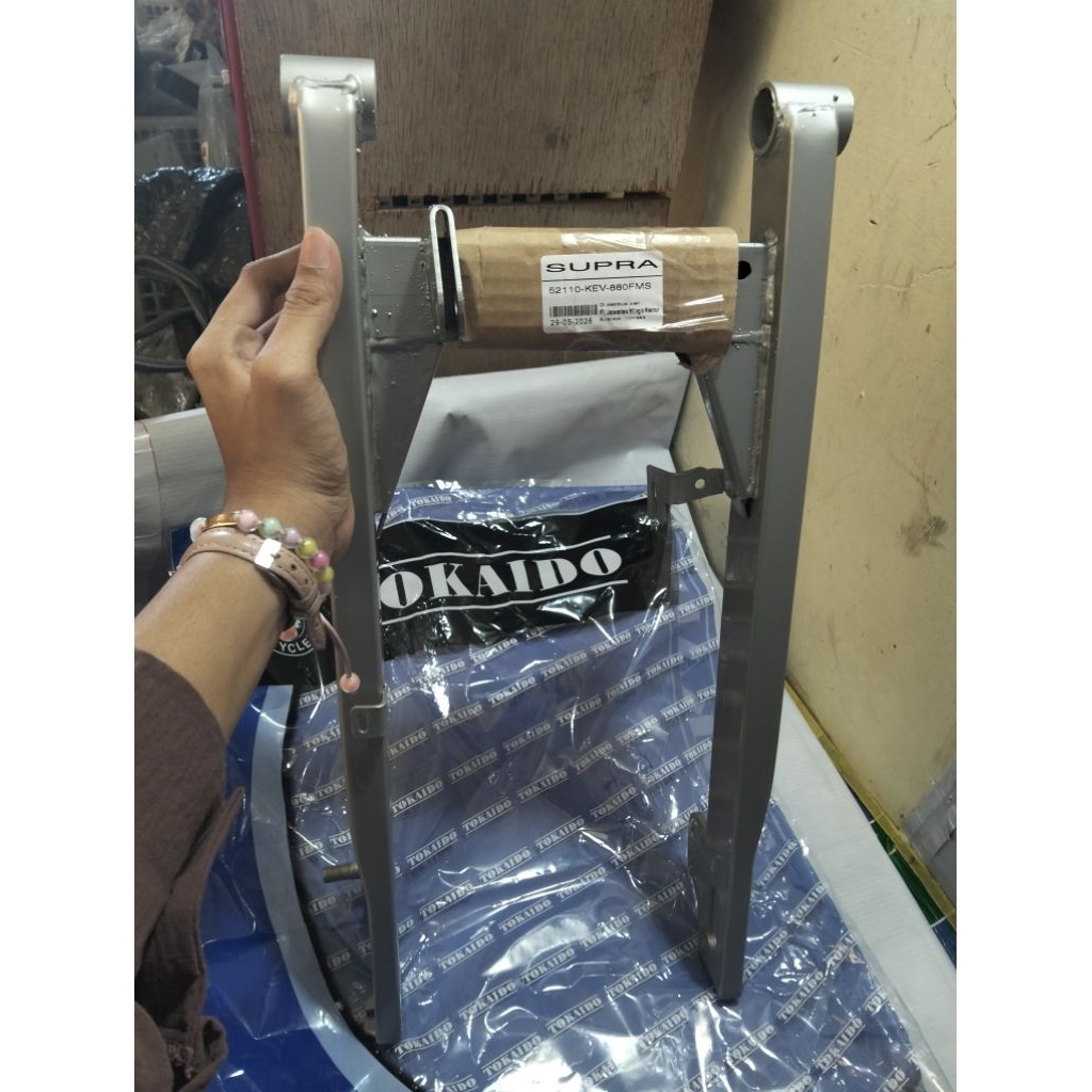 SWING ARM SASIS GARPU BELAKANG SUPRA SANGAT TEBAL KODE PART 52110-KEV-880FMS TOKAIDO