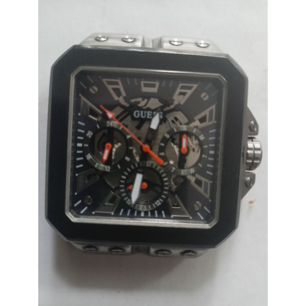 JAM TANGAN BEKAS MERK : Guess LEO GW0637G1 DENGAN KONDISI HIDUP