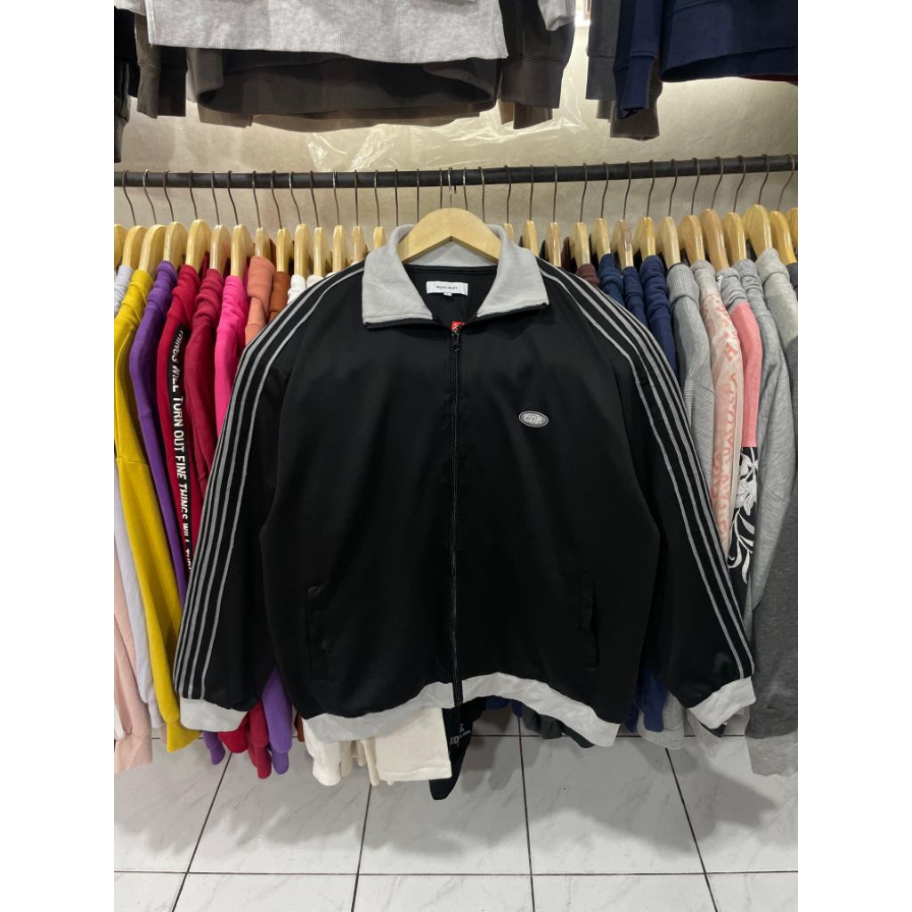 tracktop jacket mono-mart hitam ( L fit XL )