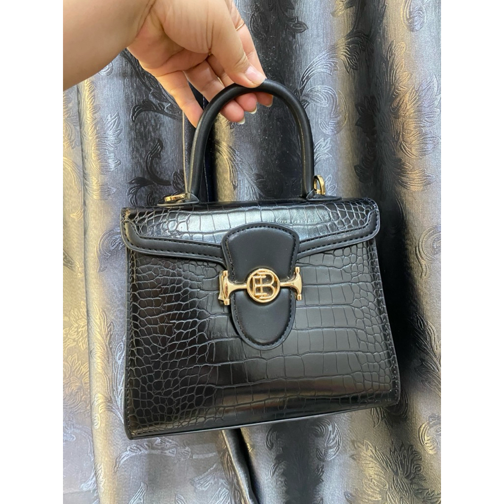 baca deskripsi tas Everbest original store hitam kilat mewah model tutup magnet tas prelove