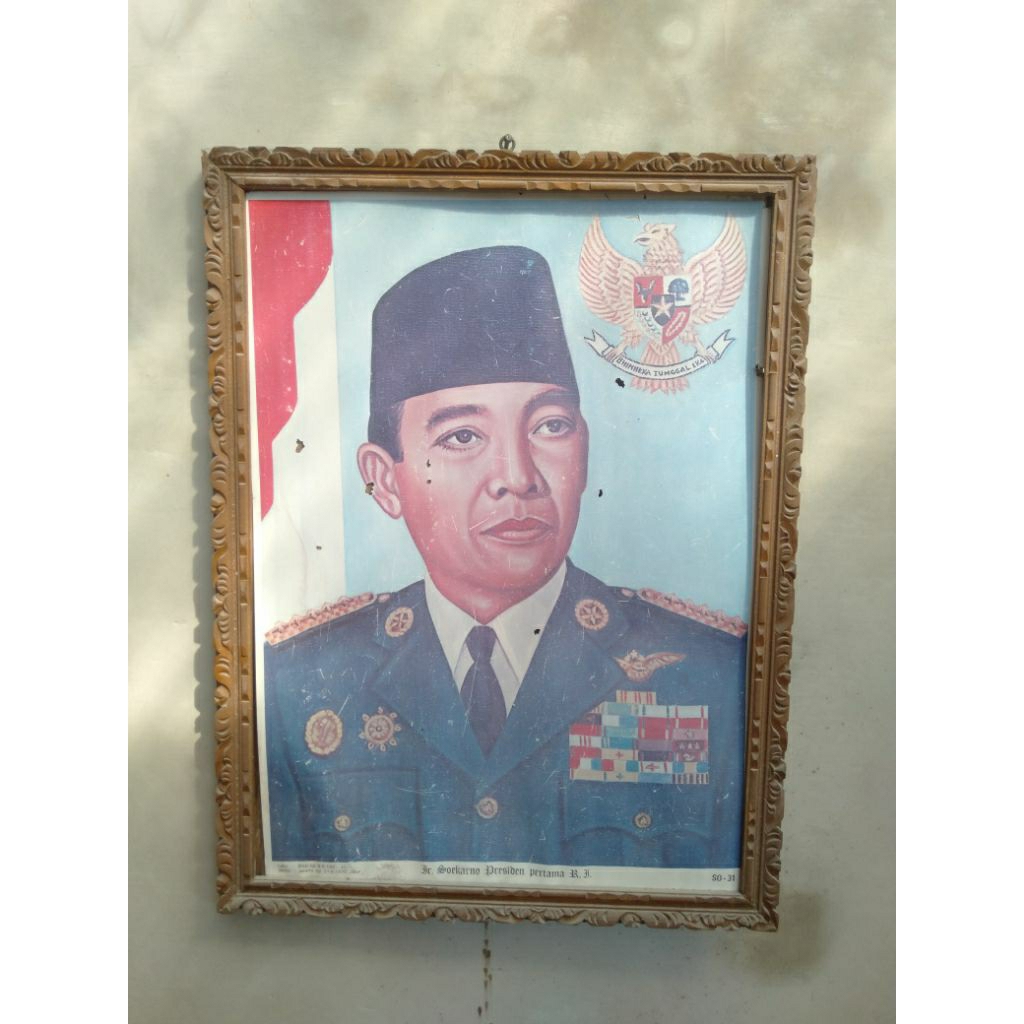 pajangan dinding berupa poster antik Ir. Soekarno