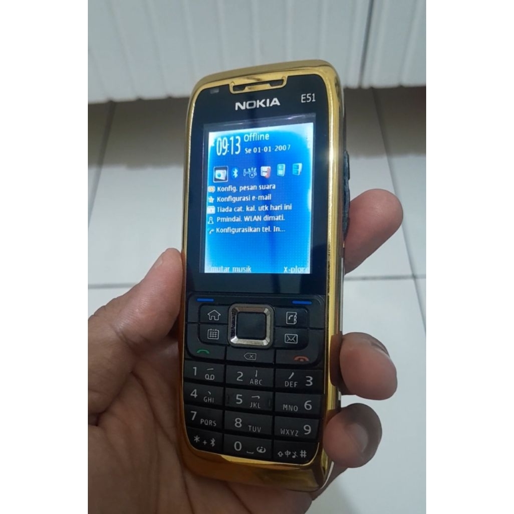 nokia E51 gold